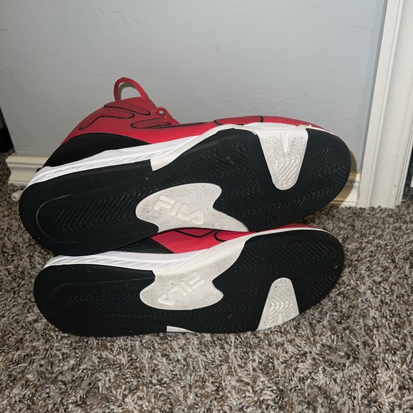 EUC M 10 Fila sneakers 👟 - Picture 9 of 11